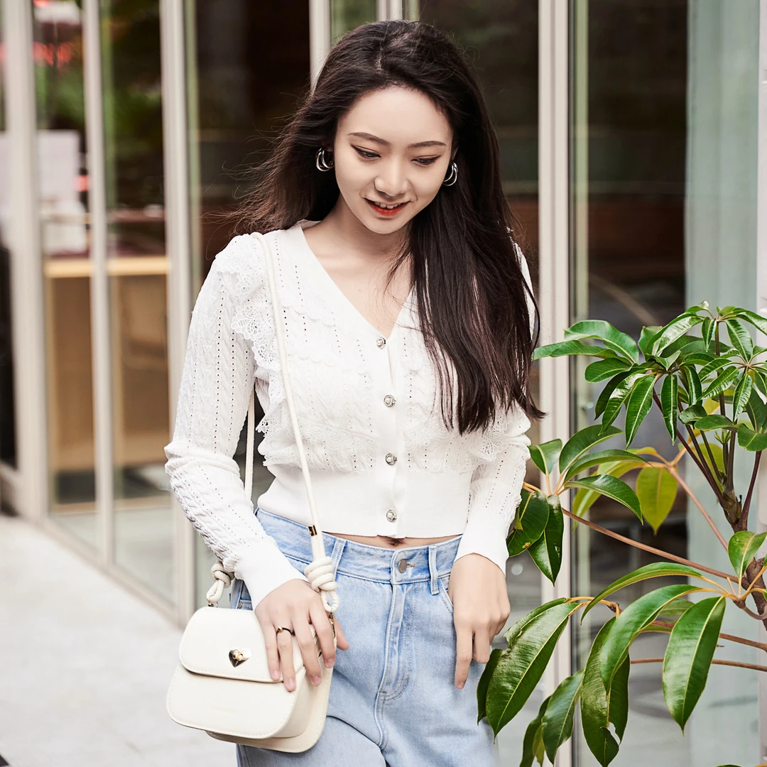 蕾丝拼接v领镂空小个子上衣MN14JK618