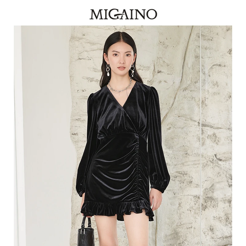 曼娅奴丝绒连衣裙女秋冬新款气质性感V领长袖收腰显瘦小黑裙