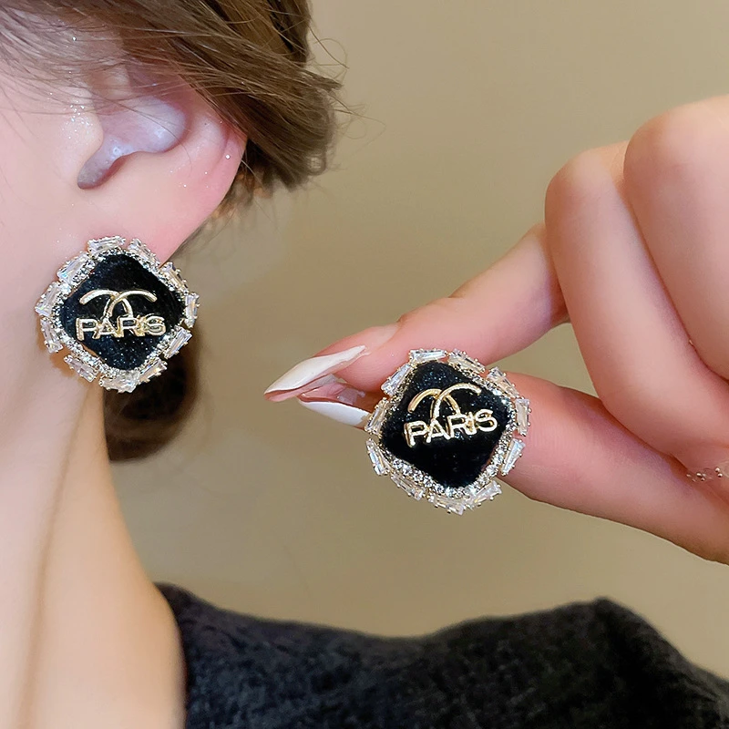 铜合金锆石耳饰 黑色菱形字母耳钉女 复古小香风耳环时尚气质耳饰