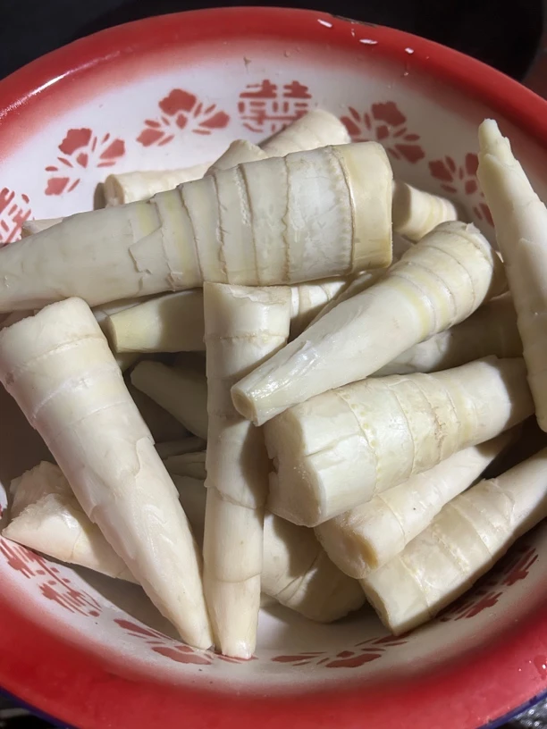 大山野生苦笋去壳焯水加盐