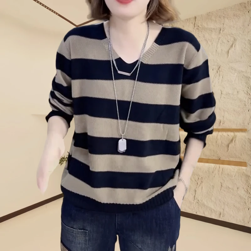 秋季洋气新款时尚显瘦条纹针织衫毛衣女减龄百搭V领针织妈妈小衫