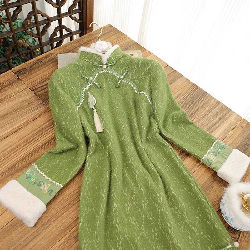 俏娘鱼2024年冬新款保暖加绒新中式日常穿绿色长袖毛绒领淑女旗袍