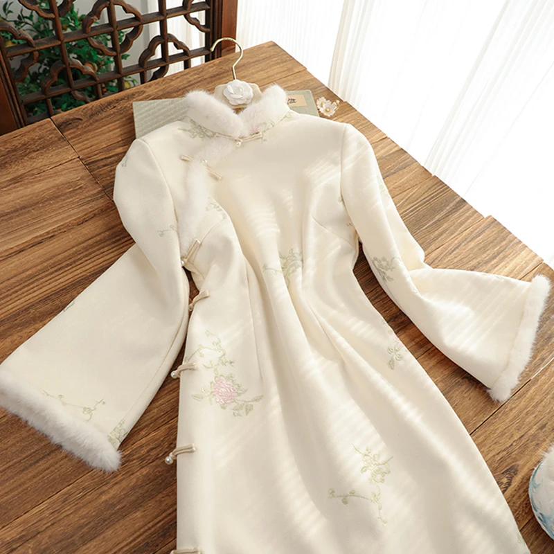 俏娘鱼【花想容】2025年冬保暖绣花麂皮绒复古风旗袍毛绒领新中式