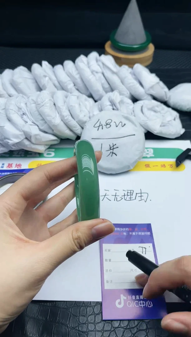 【闪购商品】石英质玉手镯未镶嵌55