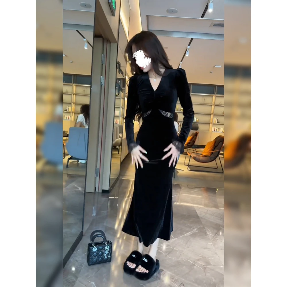 高级女装轻奢气场强大丝绒裙子2024秋冬款时尚V领镂空收腰连衣裙