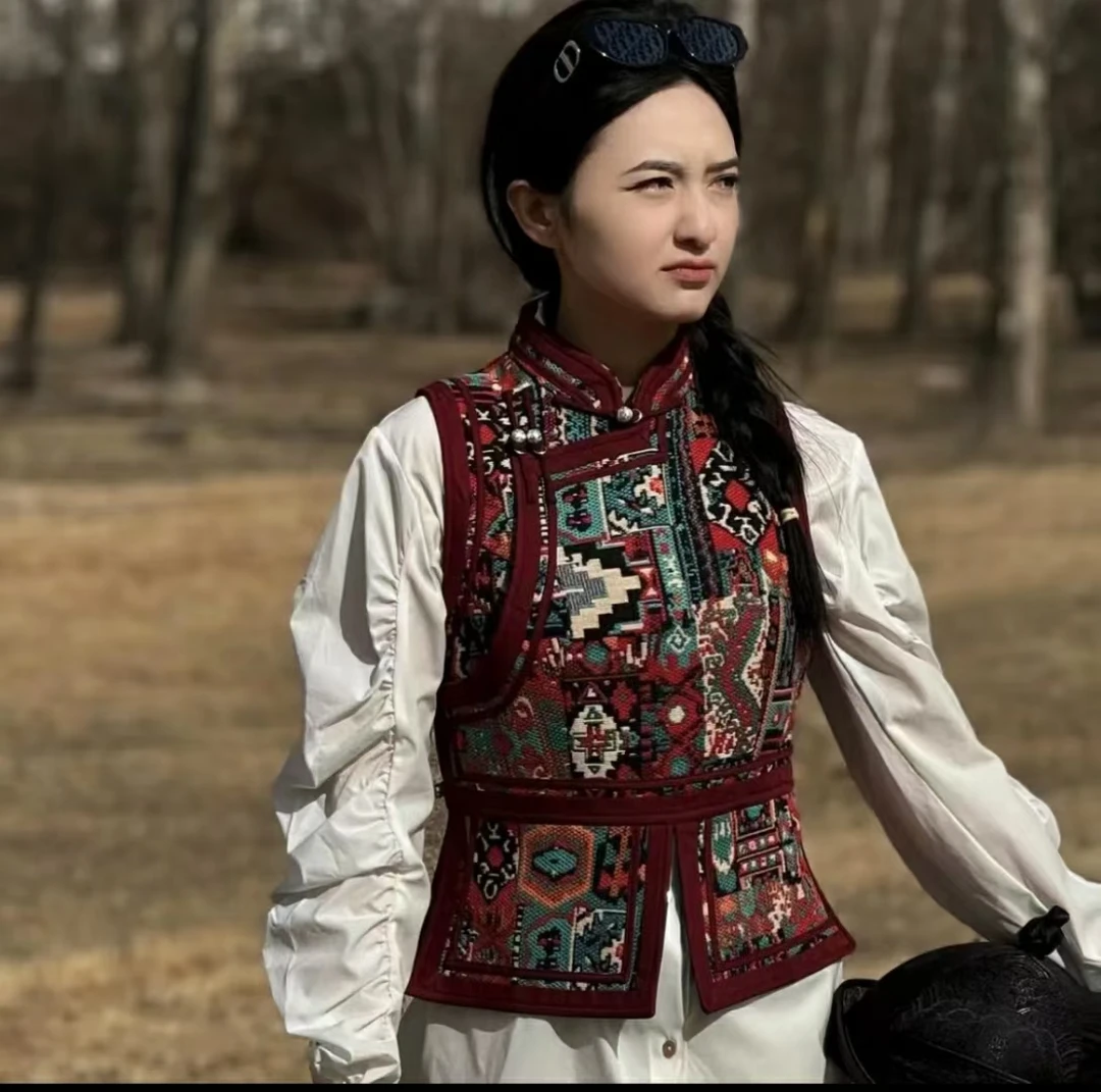 传统蒙古族风马甲女上衣斜襟设计