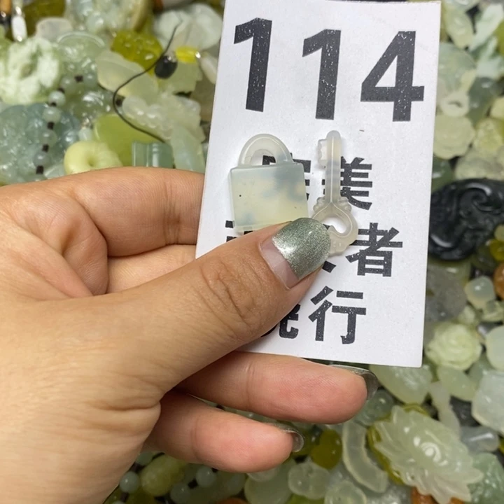蛇纹石玉挂坠未镶嵌