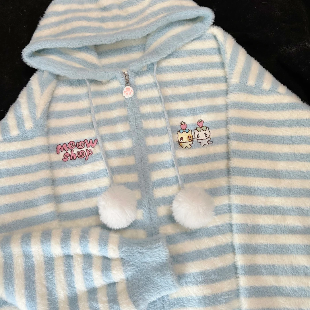 小猫吃不饱X鸟鸟一联名草莓猫咪刺绣条纹仿貂毛针织毛衣秋冬外套