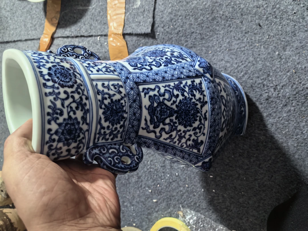 一个青花纹饰的一个瓶