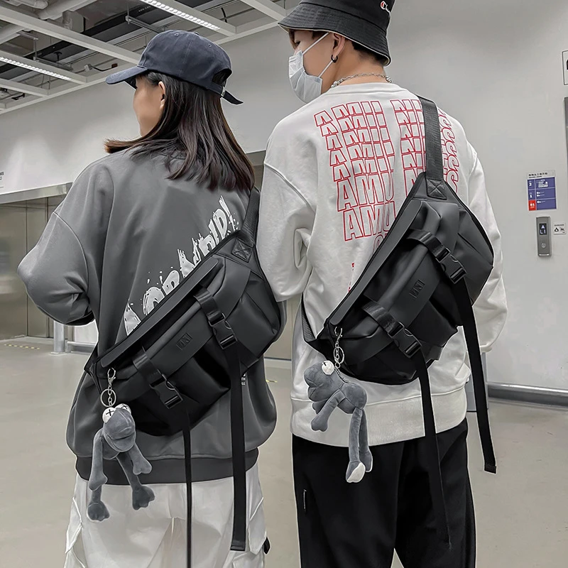 新品港风潮流斜挎胸包男士大容量日系休闲工装包潮牌斜挎运动胸包