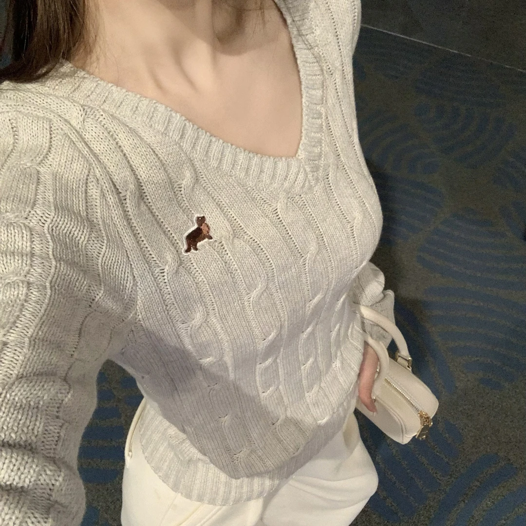 【小狗环游记】腊肠狗刺绣绞花V领毛衣3112