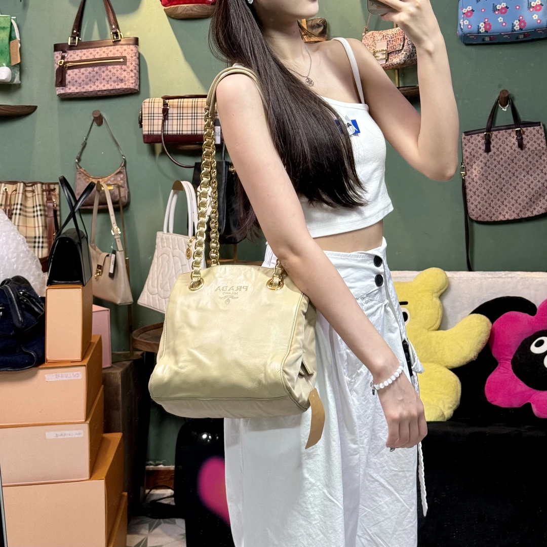 95新 Prada/普拉达 H642奶茶色皮穿链单肩包