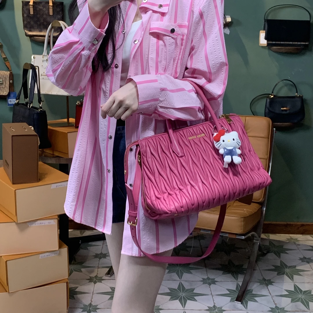 95新 MIU MIU/缪缪 H329枚粉色褶皱手提斜挎包