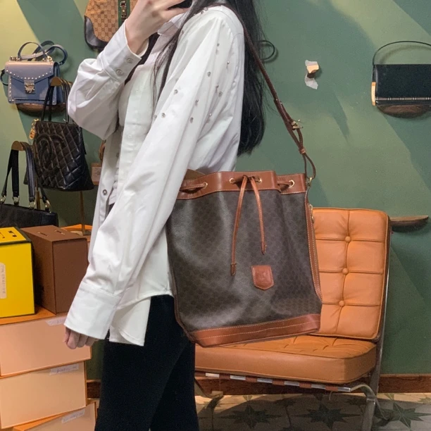 95新 思琳 E947抽绳水桶斜挎包