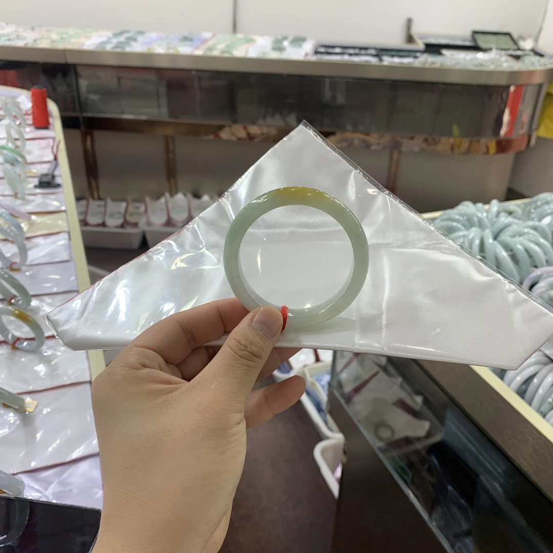 档口无美颜冰糖雪梨底黄翡超气质！54圈高货微瑕缅甸翡翠手镯A货