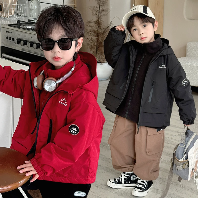 男童外套秋冬新款儿童酷帅可拆卸三合一加绒保暖黑红连帽冲锋衣