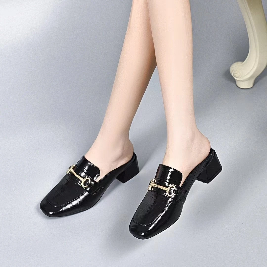 真皮方头钻扣包头拖女2024夏季新款网红时尚漆皮中跟软面软面半托