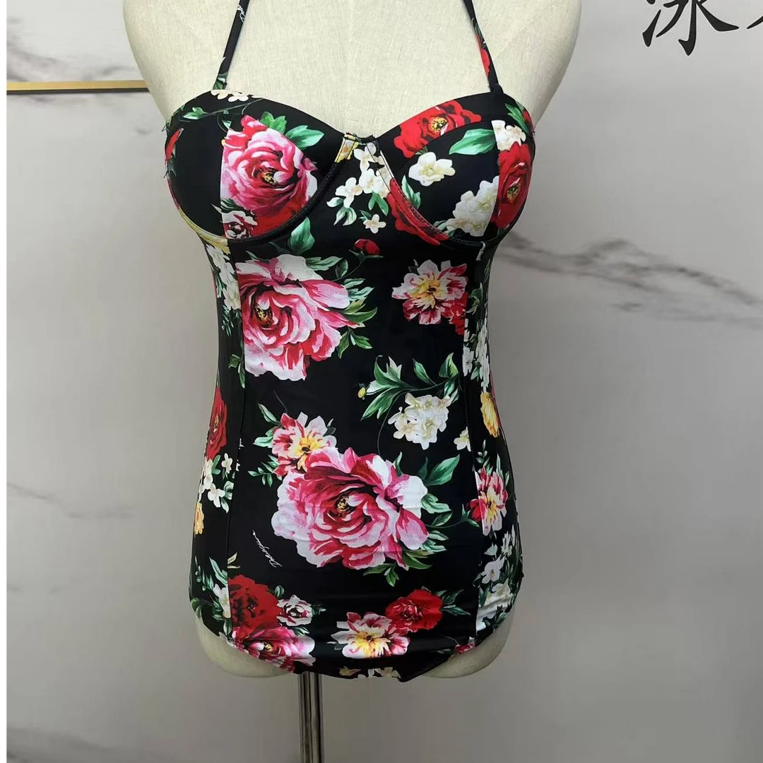 泳衣女2024新款东北风连体遮肉显瘦泡温泉游泳保守修身大包臀美背