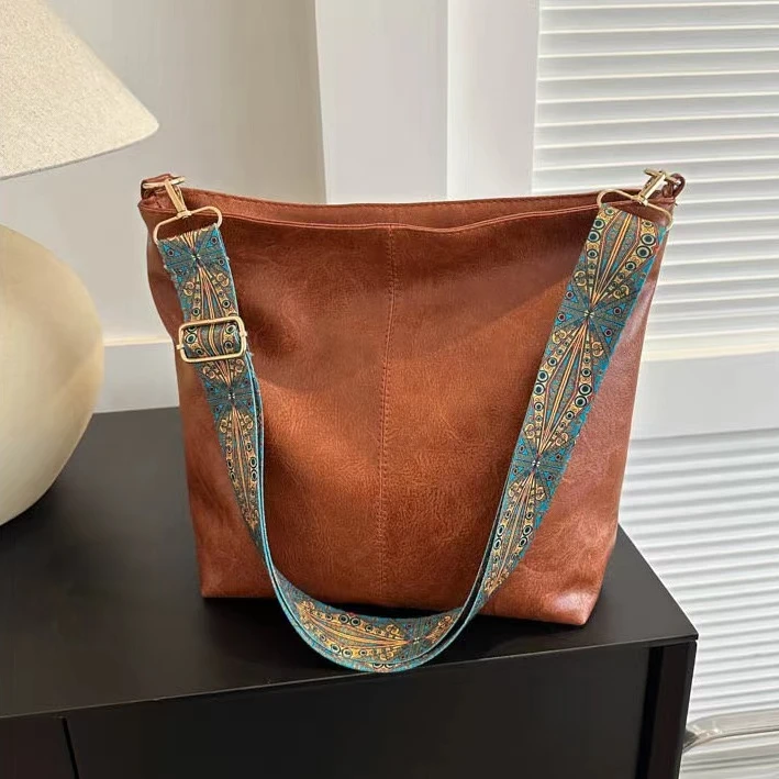 复古宽带单肩斜挎包高级质感通勤水桶包