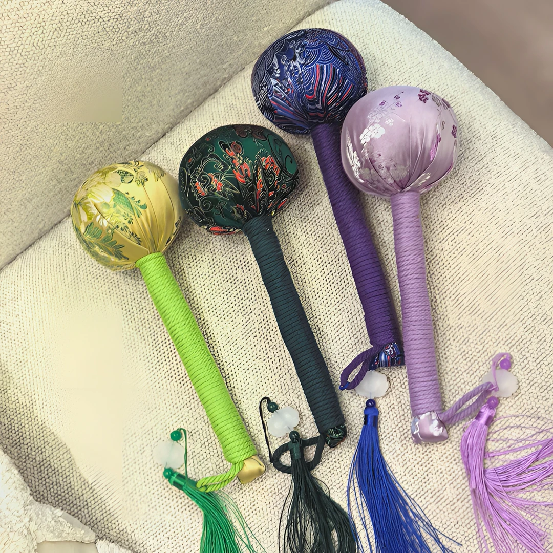 缎面艾草锤手持经络敲打按摩锤松弛感养生锤拍打缎面艾草锤颈肩