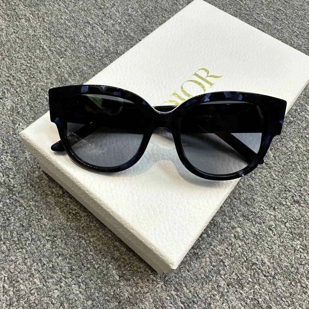 全新未使用 DIOR/迪奥 女士黑框太阳眼镜103048