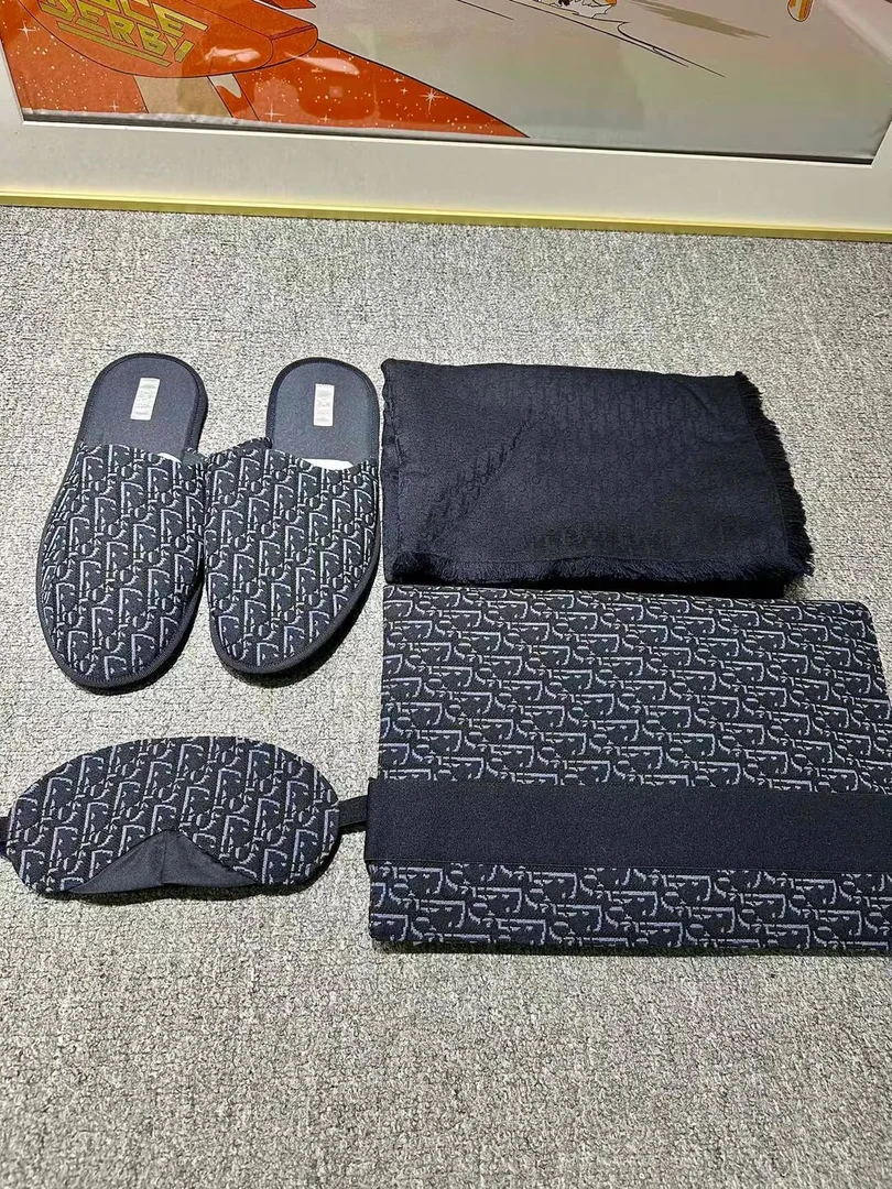 全新未使用 DIOR/迪奥  深蓝色老花旅行4套装 拖鞋眼罩围巾124700