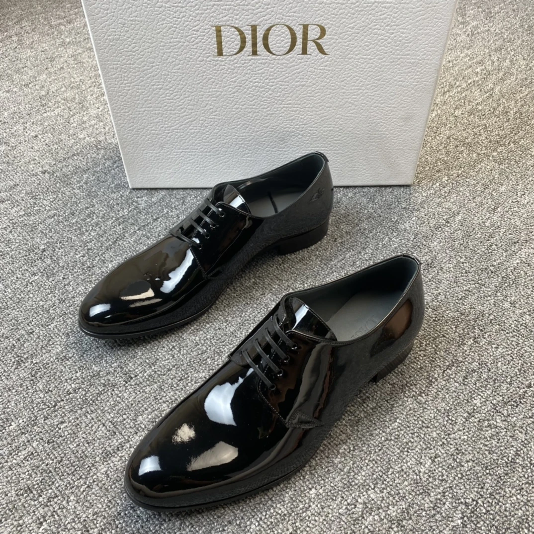 全新未使用 DIOR/迪奥 女士 新款漆皮尖头休闲中性皮鞋114835