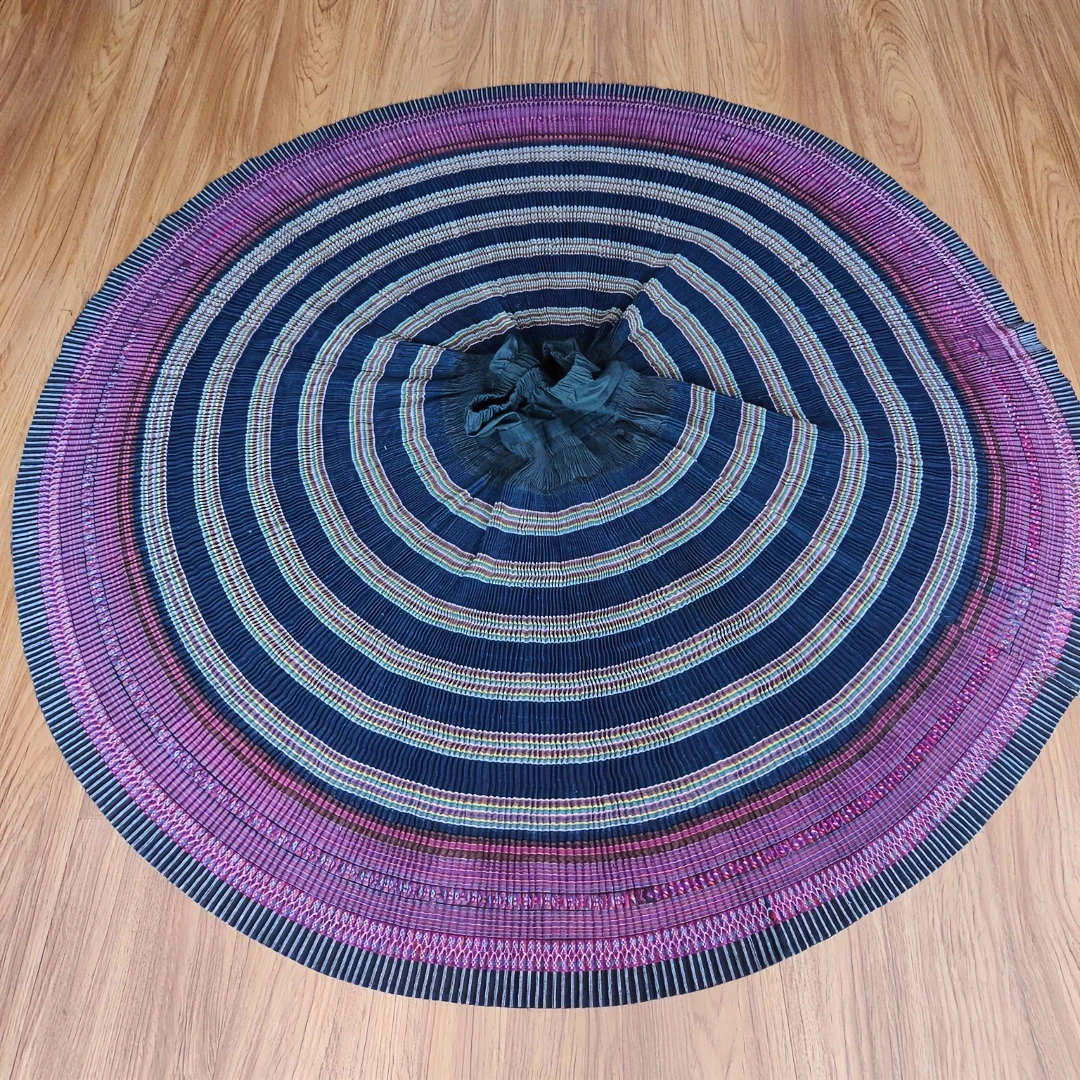 苗族手工破线绣，织锦白折裙