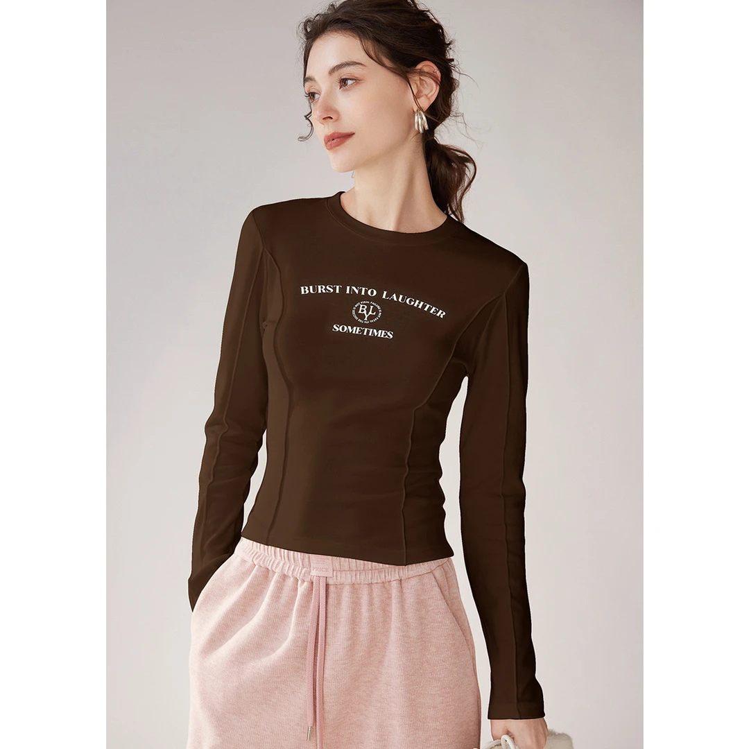 白鹿语冬时尚圆领字母印花长袖磨毛偏厚修身女装T恤BX10146