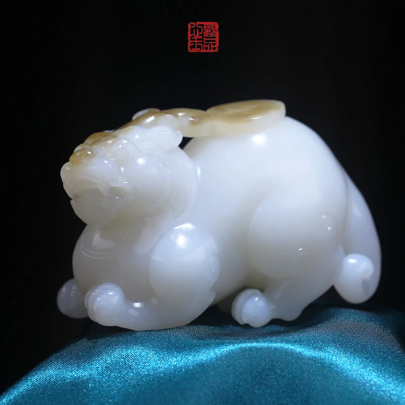 和田玉糖白貔貅把件摆件395克