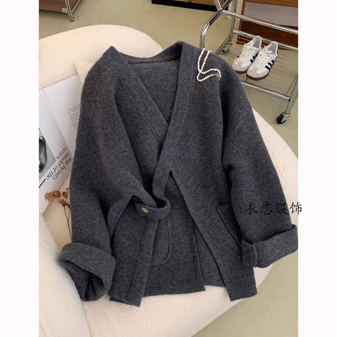 2024秋季时尚小众独特别致高级感小香风今年流行超好看灰色外套女