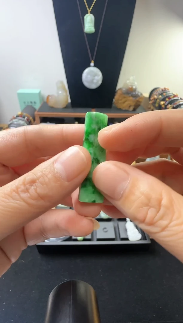 【闪购商品】翡翠颈饰未镶嵌天然翡翠A货