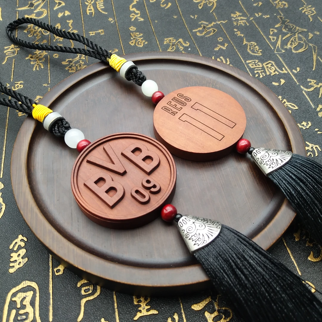 德甲多特木雕队徽钥匙扣手工球迷用品挂书包后视镜送男友私人定制