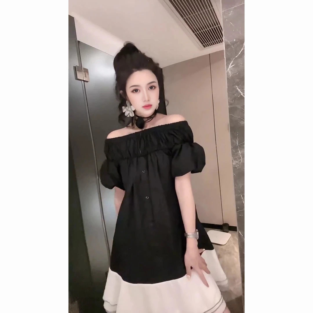 一字肩纽扣黑白配色连衣裙夏季气质黑色小众收腰约会裙子显瘦法式