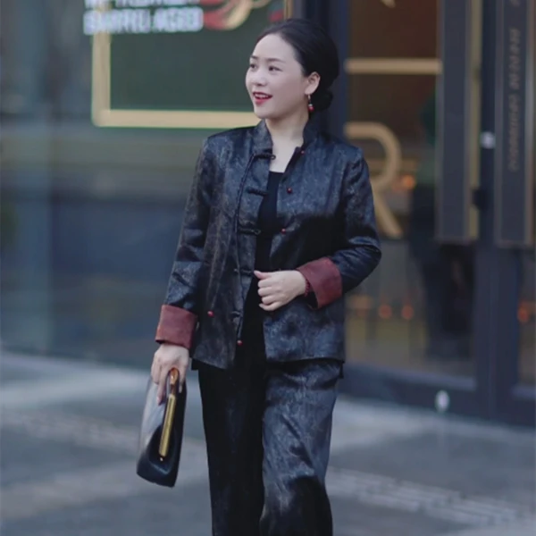 《潇洒女老板2》2024秋款中式小西装直筒裤帅气醋酸香云纱国风套装
