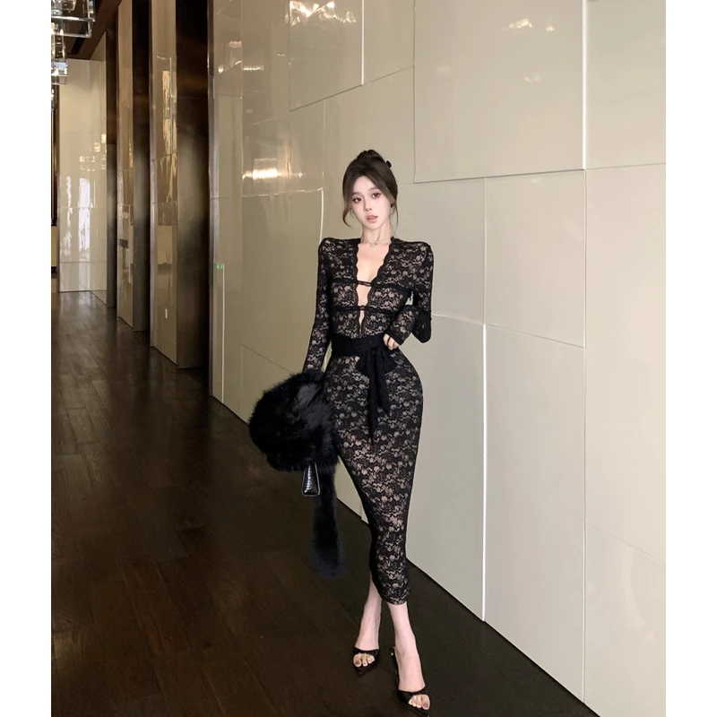 纯欲气质设计感V领系带收腰显瘦蕾丝弹力包臀长袖连衣裙女装冬季