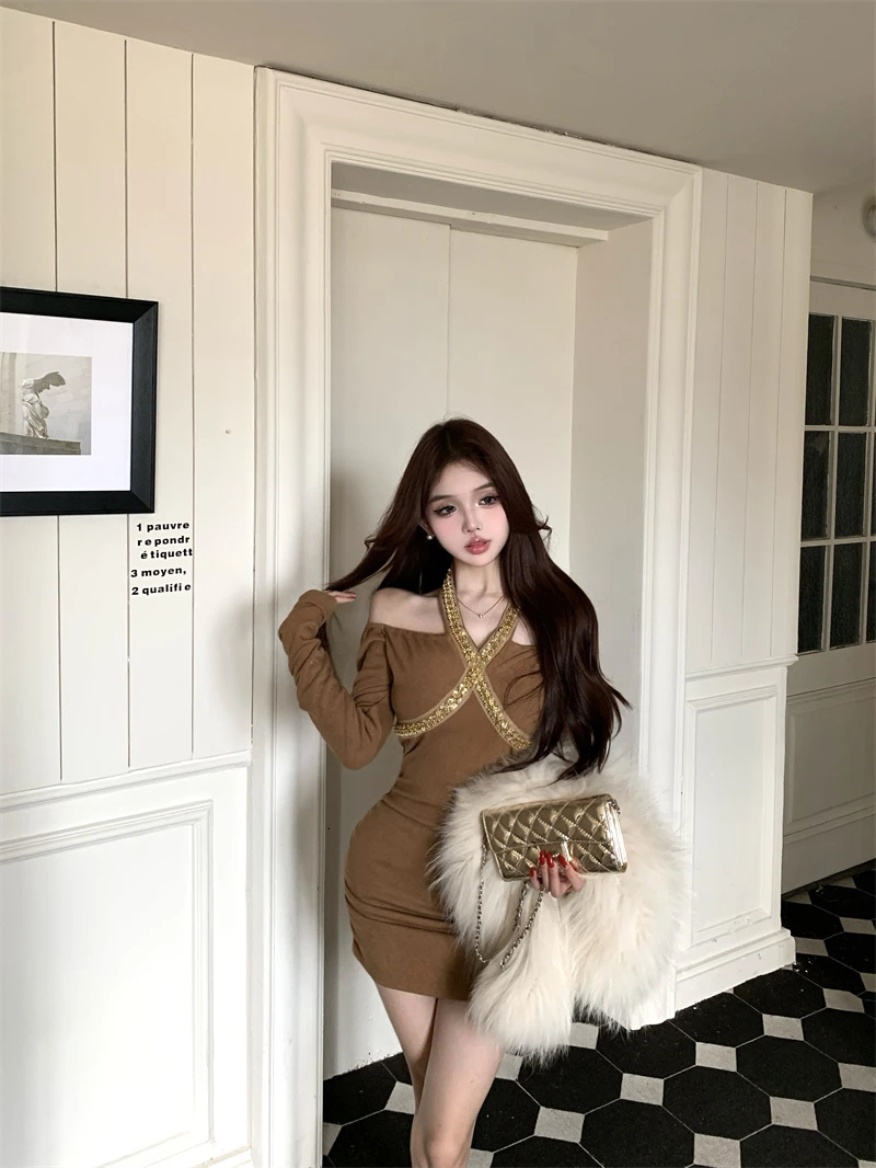 纯欲风辣妹性感挂脖镶钻长袖连衣裙修身显瘦气质名媛秋冬包臀短裙