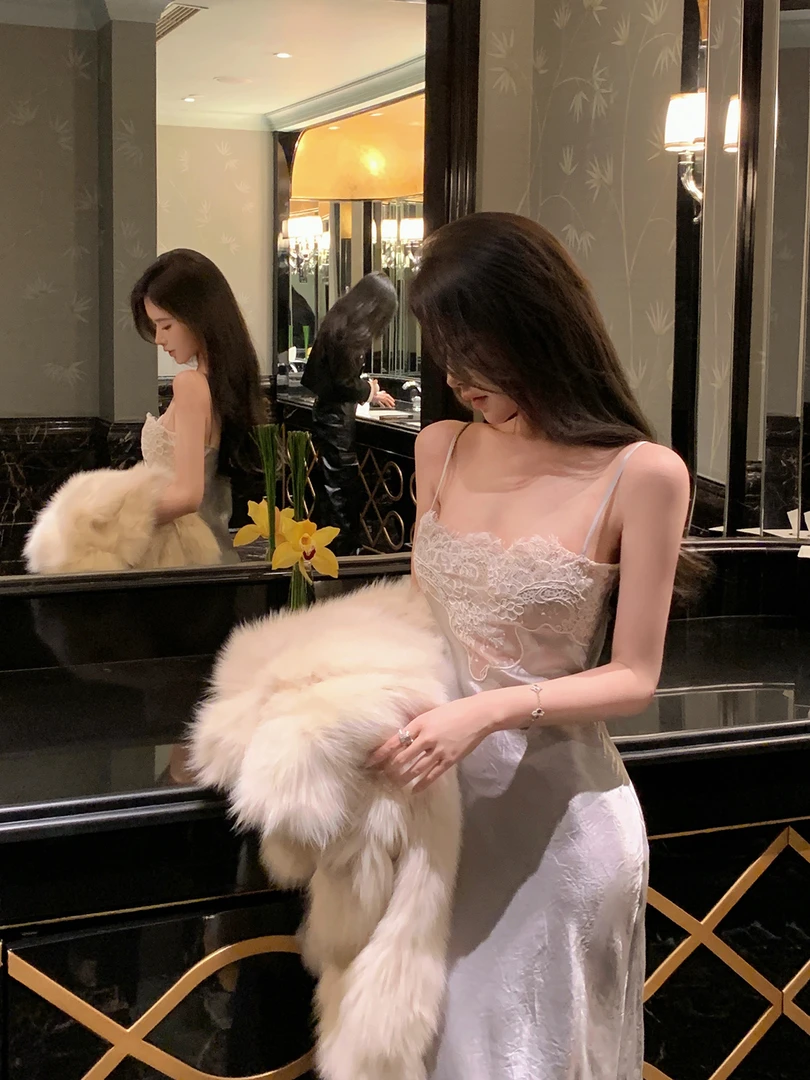 缪斯之语 纯欲风缎面蕾丝拼接连衣裙收腰显瘦性感包臀吊带长裙女