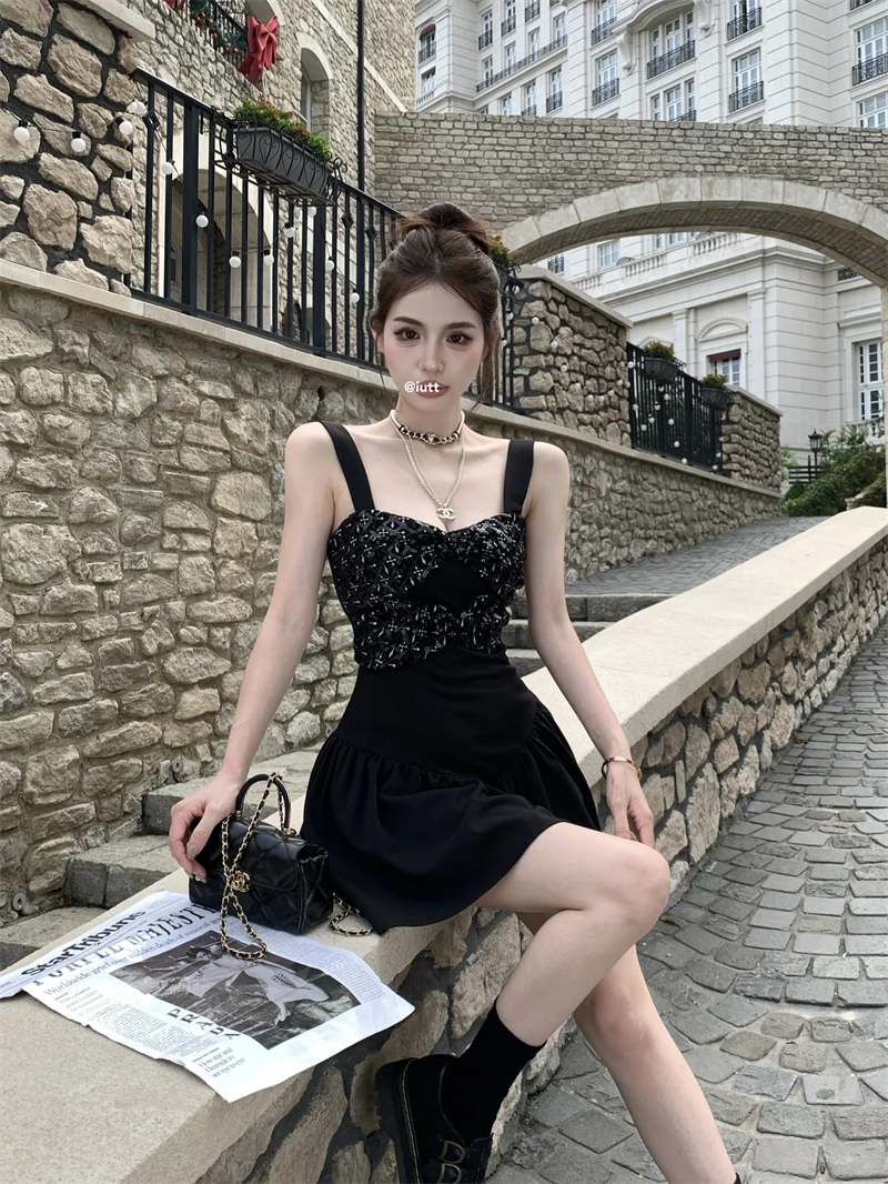 九亿~性感辣妹气质高级感收腰V领设计感吊带连衣裙