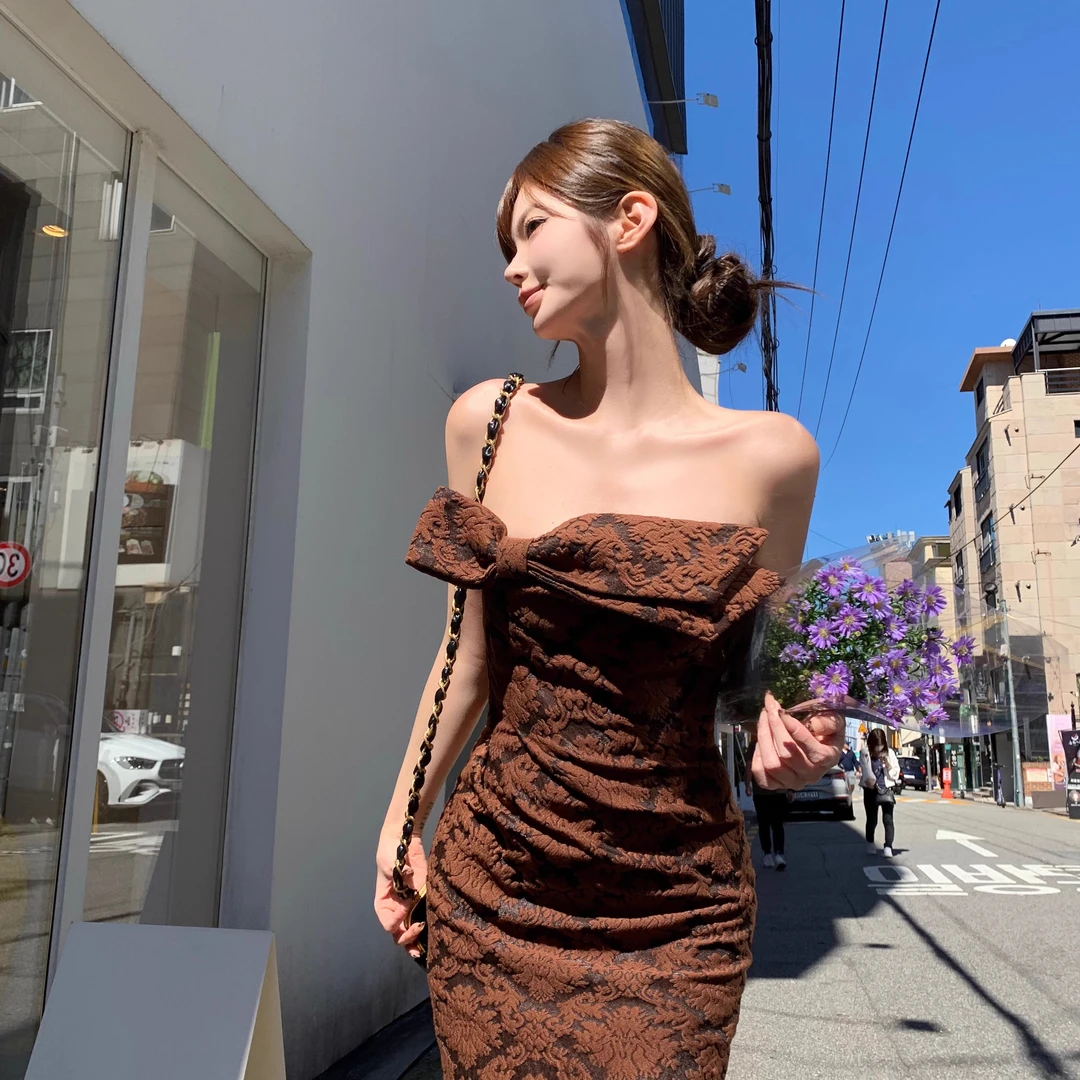 纯欲风一字肩辣妹性感包臀短裙咖啡色复古暗花蝴蝶结抹胸连衣裙女