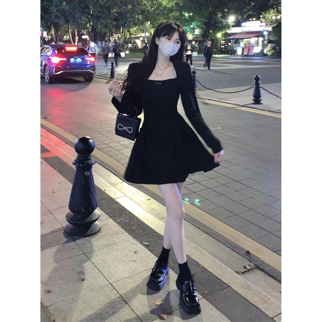 黑色显瘦方领连衣裙女2023秋季新款大码胖妹妹藏肉显瘦修身小黑裙