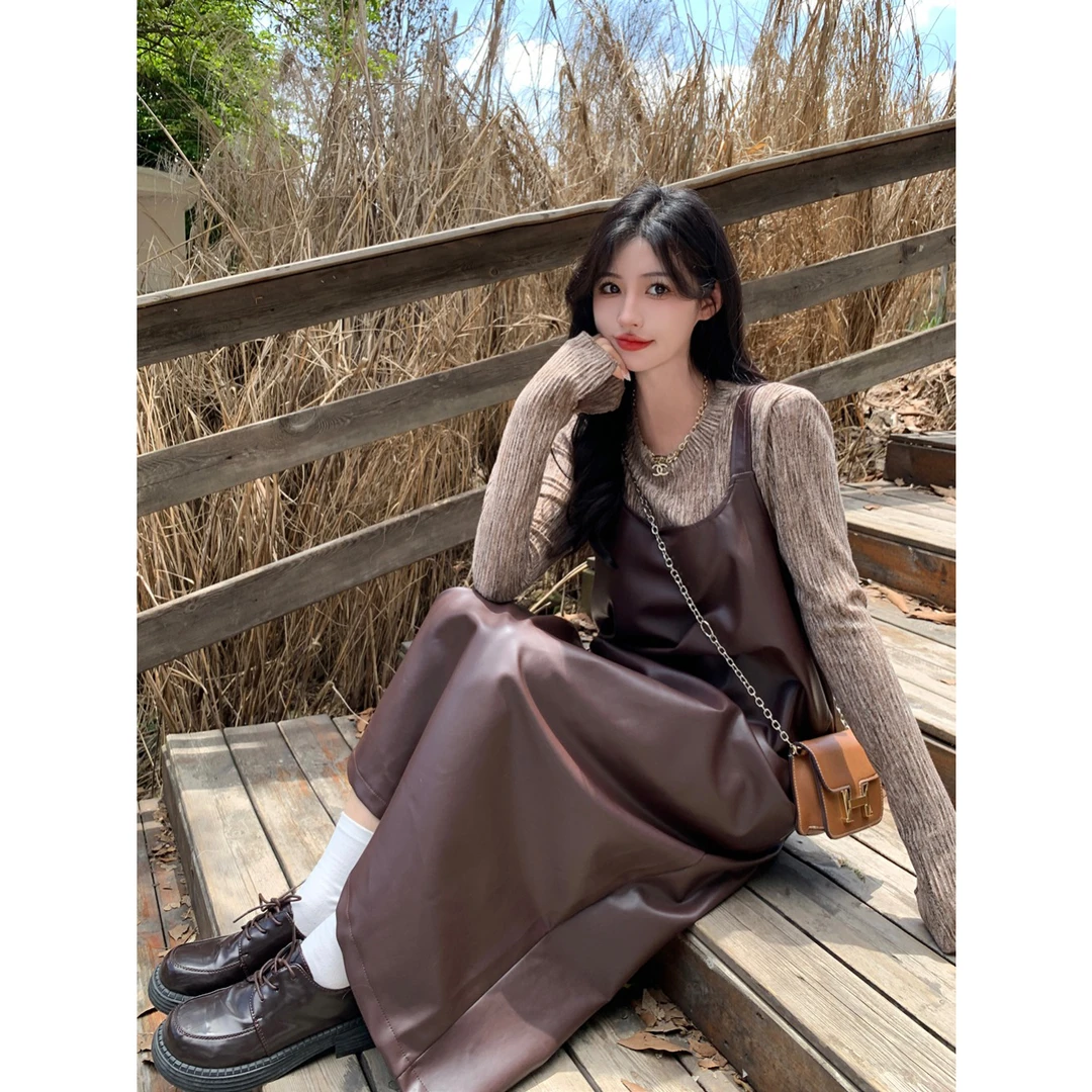 大码女装微胖妹妹棕色皮吊带裙秋季新款高级感气质打底衫两件套装