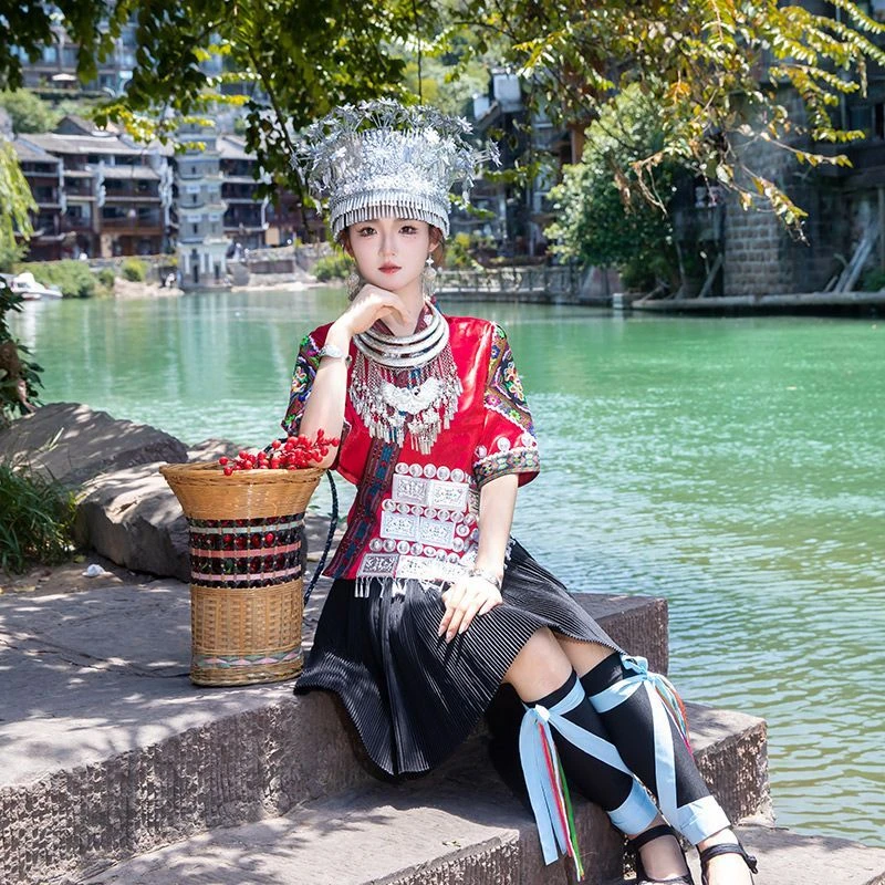 新款苗族服装女贵州少数民族服饰成人云南刺绣服舞蹈演出旅拍衣服
