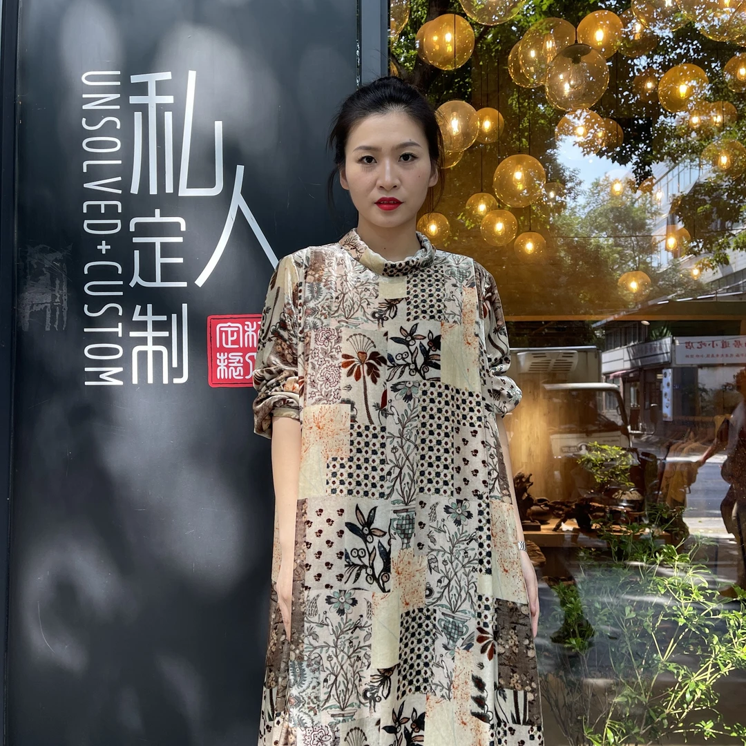 UNSOLVED CUSTOM/未解立领长袖米色印花丝绒时尚百搭秋冬长裙时尚