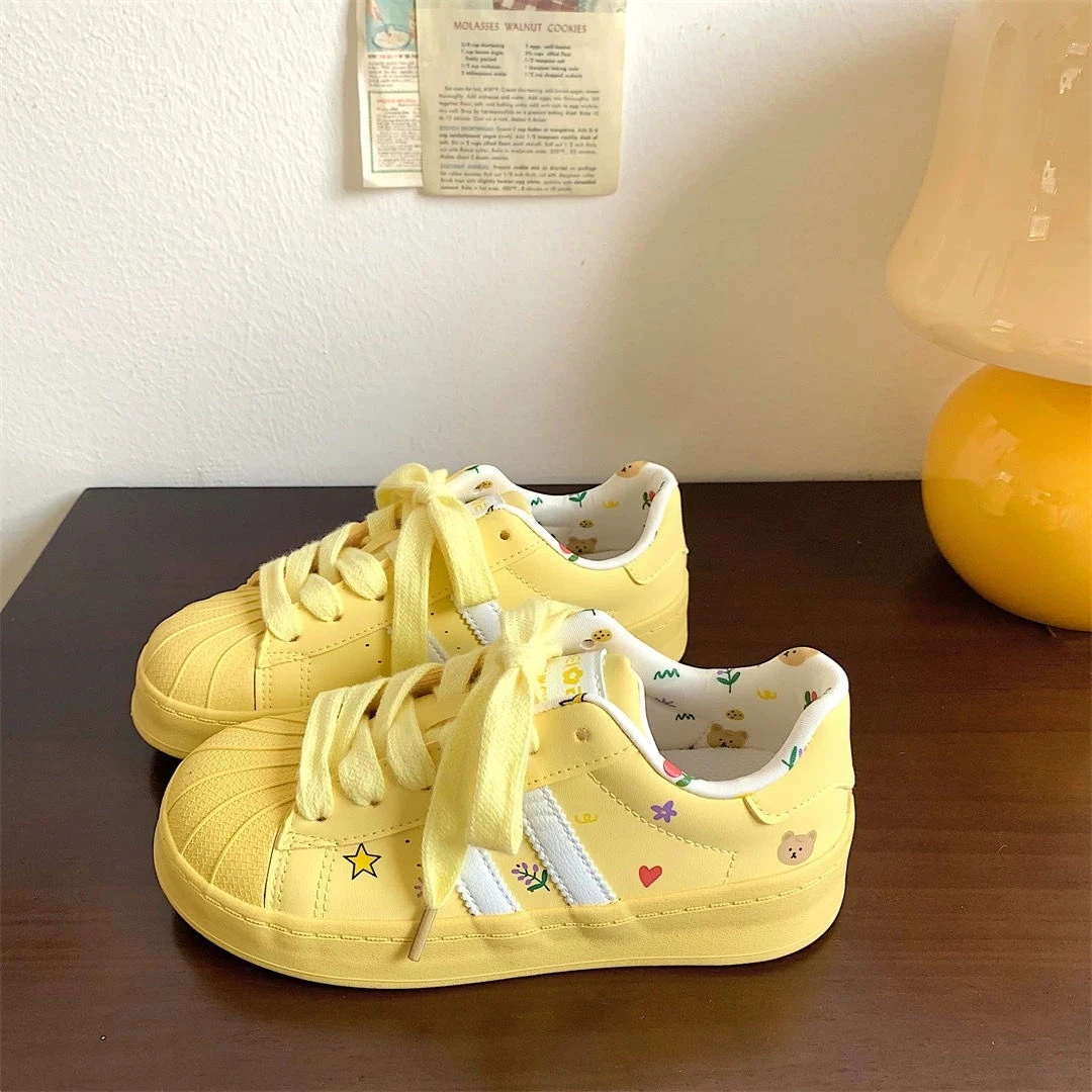 学院风奶黄色贝壳头板鞋女2024新款小众原创设计不撞款chic休闲鞋