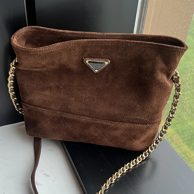 大小与【流浪地球】秋季新款潮流拼接菱格三角标拉链斜跨包73633