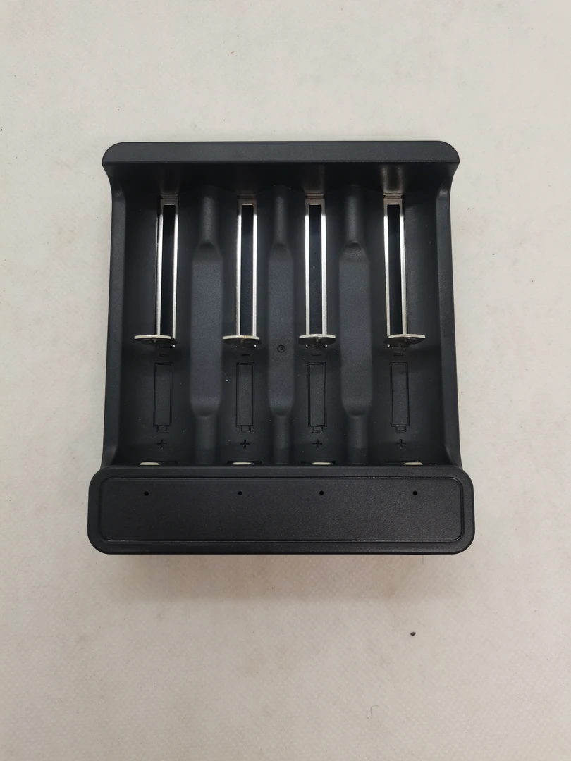 99新  4卡槽18650充电器