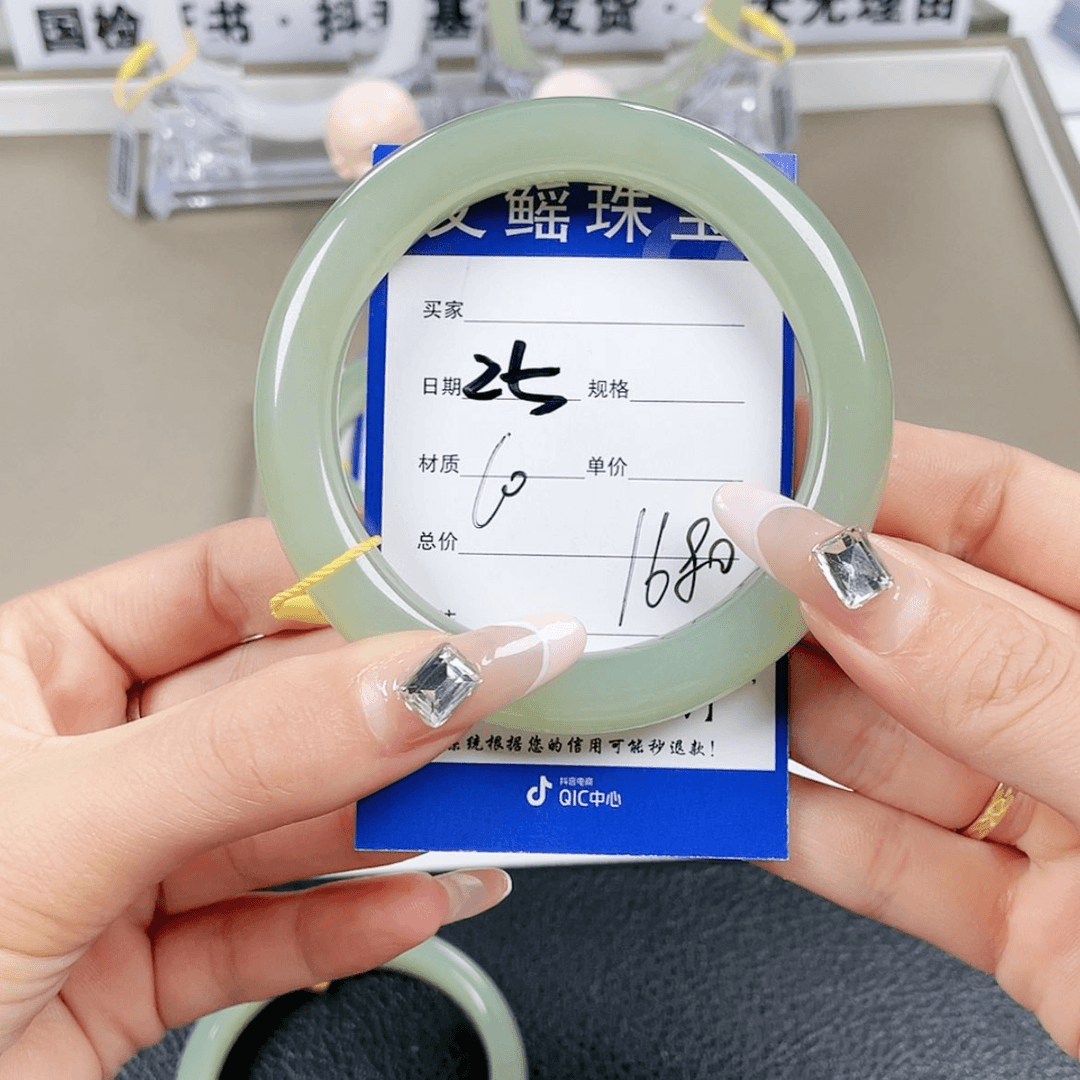【闪购商品】和田玉手镯未镶嵌小*?