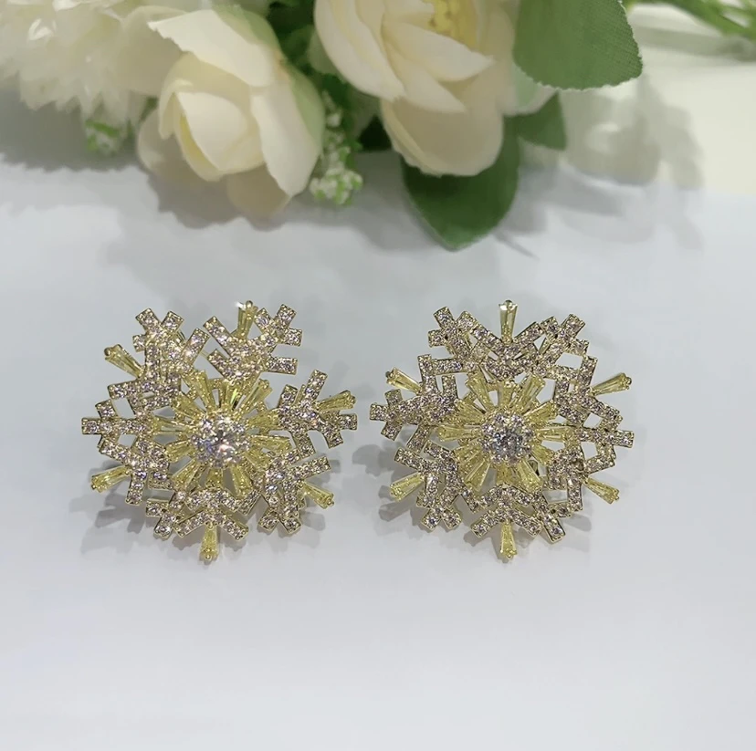 铜合金合成锆石胸针 轻奢时尚可旋转雪花胸针 金色