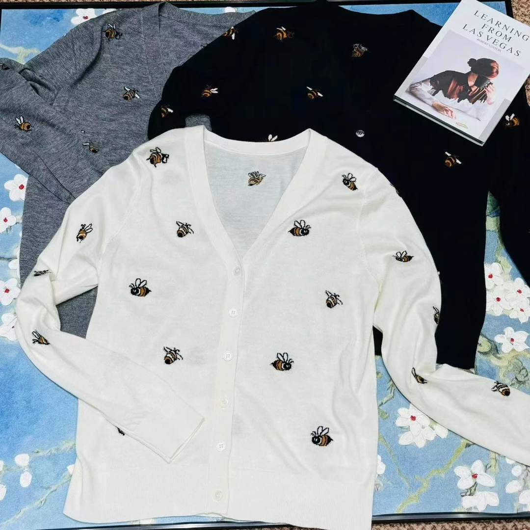 VV&AA 蝶恋蜂  秋冬新款休闲刺绣嵌花蜜蜂软糯透气V领开衫 AC3159